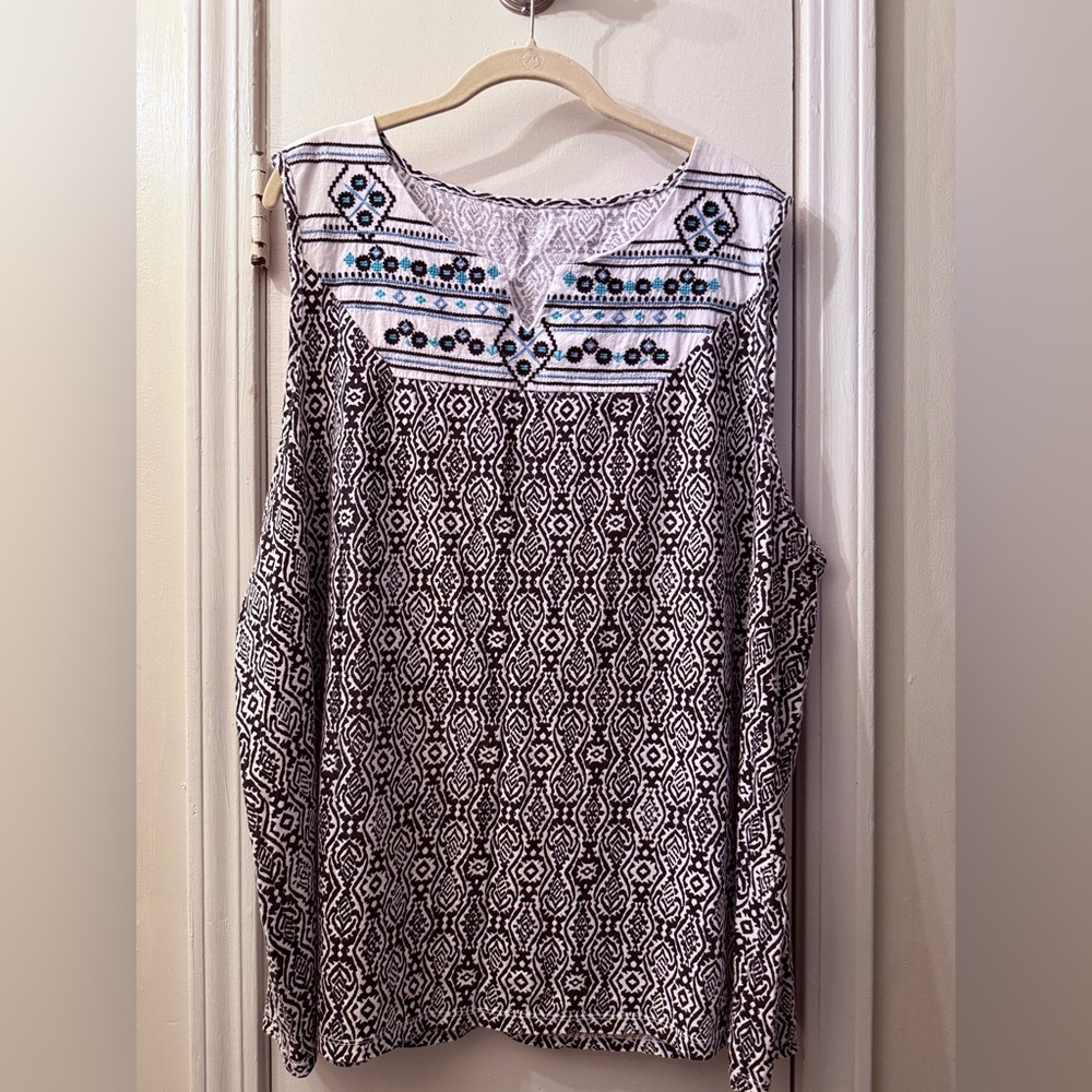 Trio of Women’s plus size sleeveless tops. Nicely detailed in a great bundle! - Picture 2 of 16